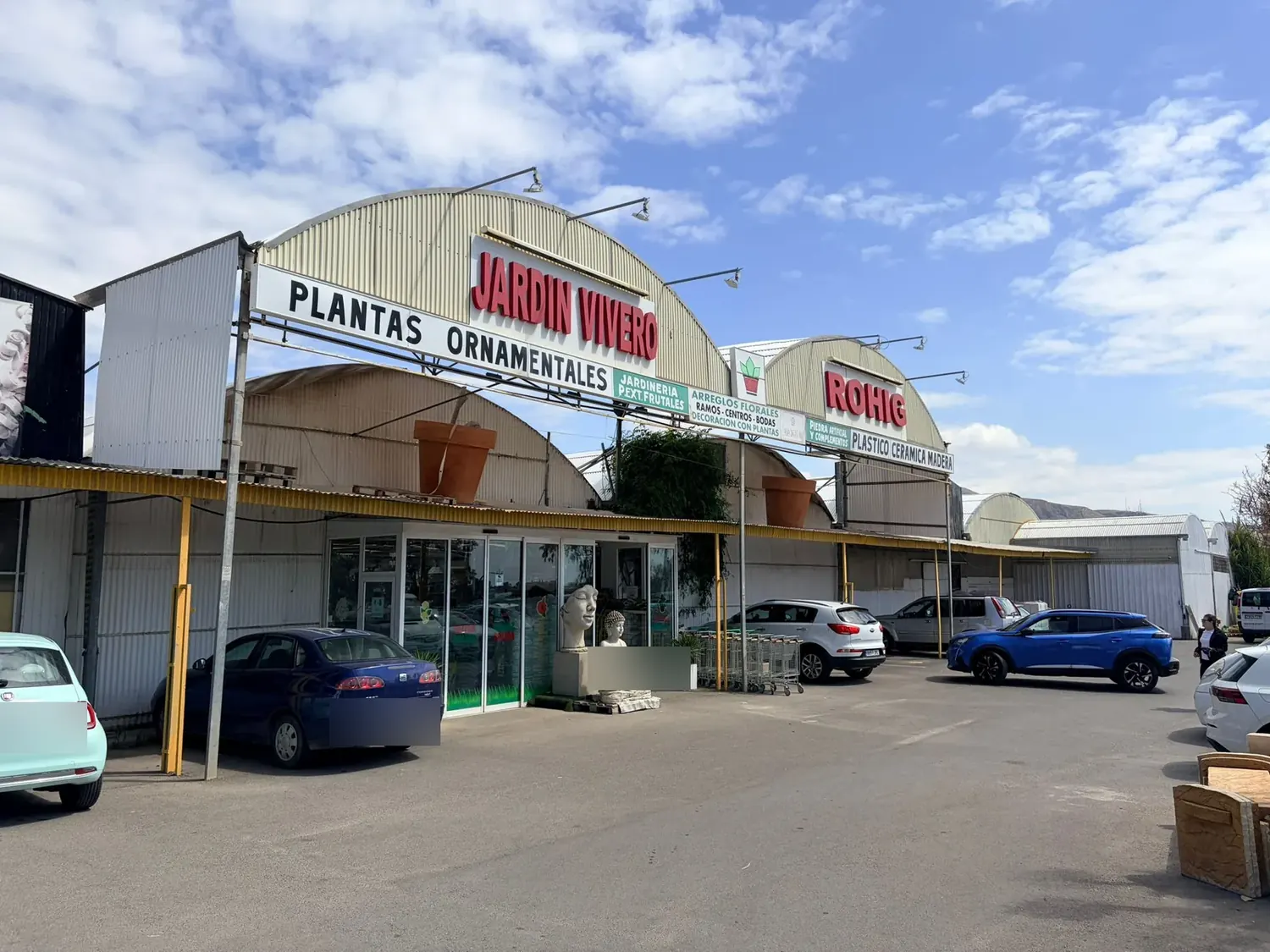Vista lateral del Jardín Vivero Rohig en Roquetas de Mar con aparcamiento y entrada