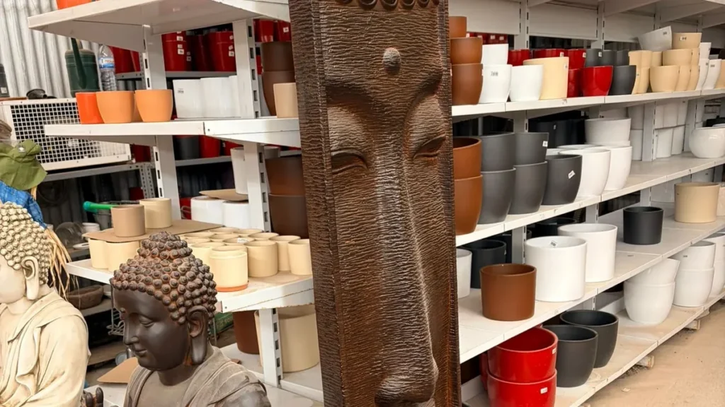 Sección de decoración zen del Vivero Rohig con figuras Moai, Buda y maceteros