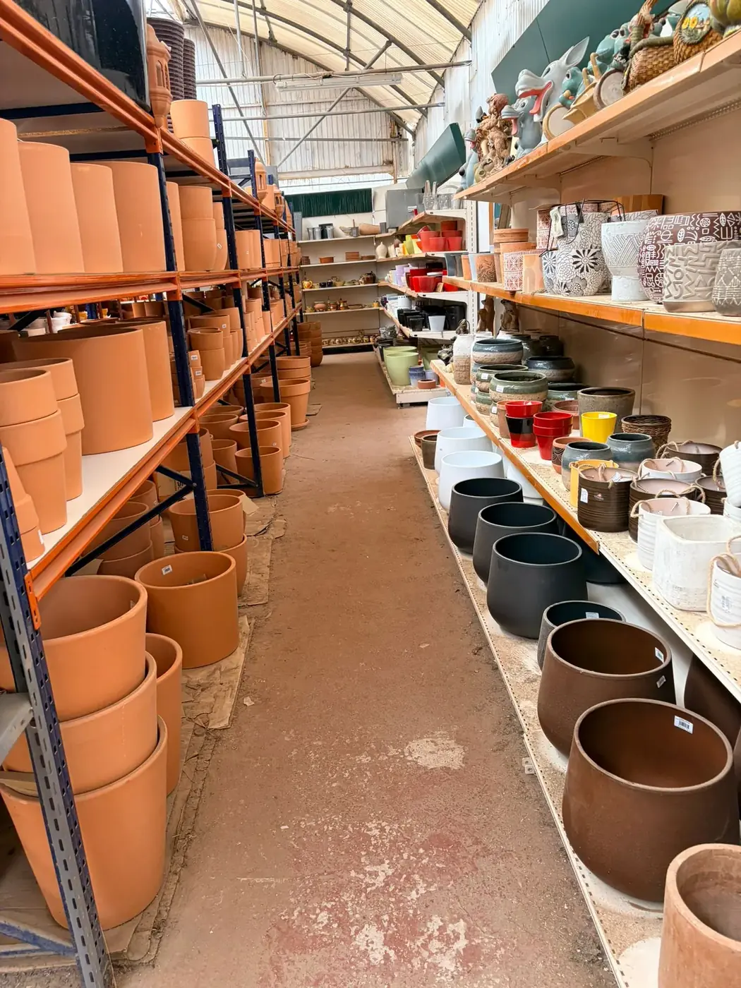 Maceteros y macetas de terracota natural en Vivero Rohig, Almería