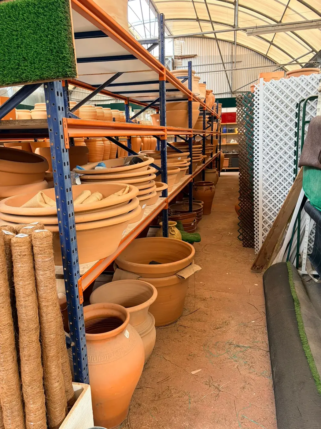 Ánforas y maceteros grandes de terracota natural en Vivero Rohig