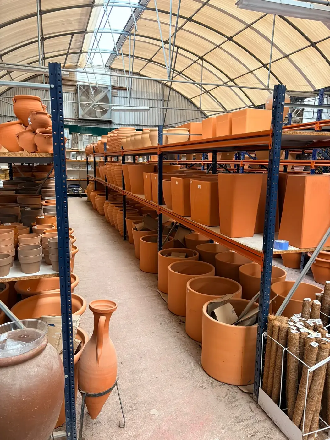 Amplio surtido de maceteros, platos y vasijas de terracota en Vivero Rohig