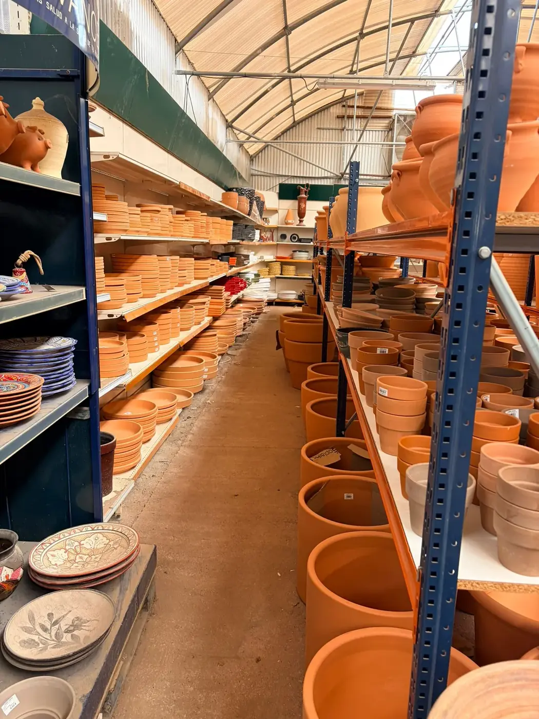 Maceteros, platos y figuras de terracota natural en Vivero Rohig