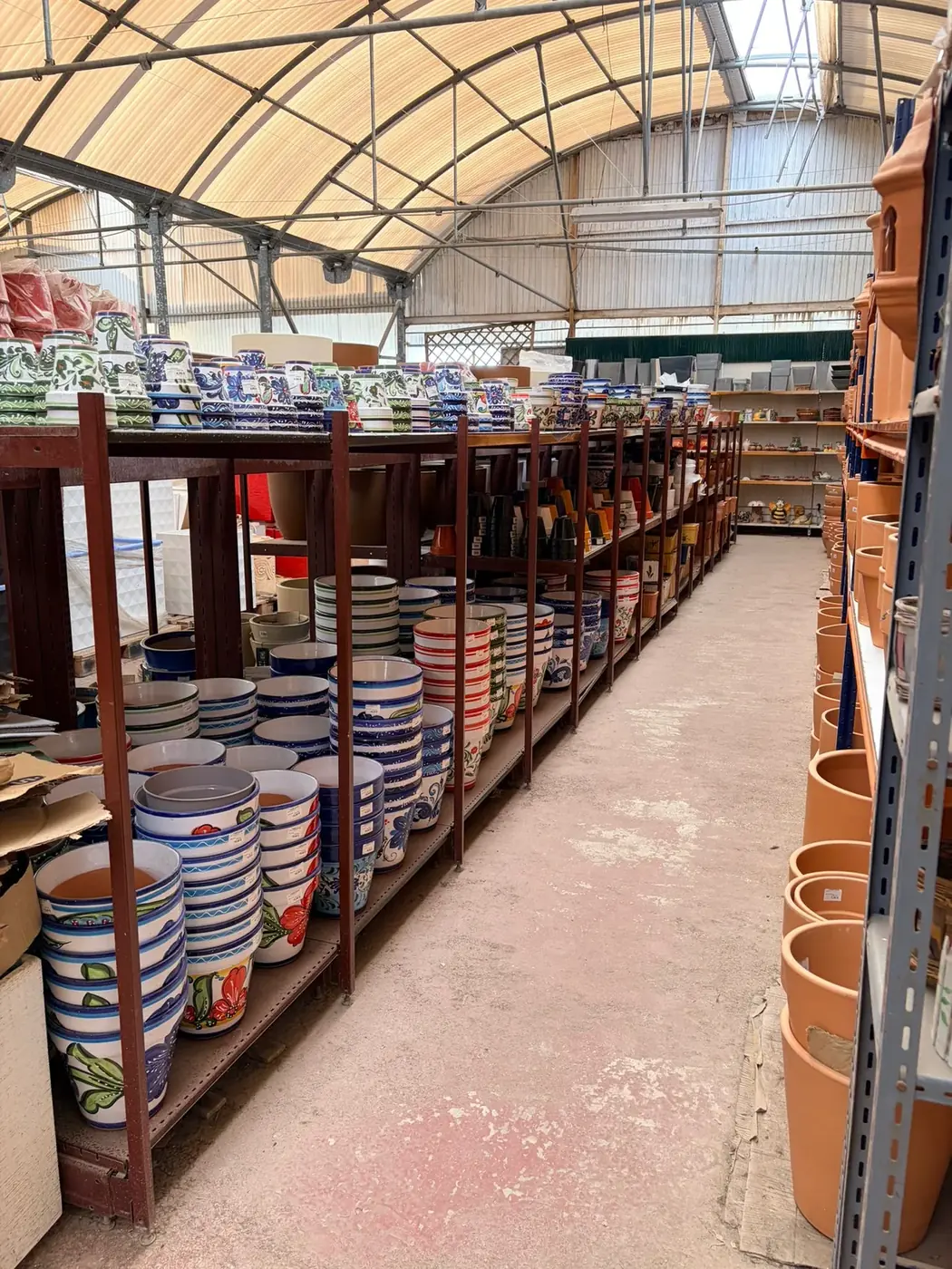 Macetas de cerámica andaluza pintada a mano en Vivero Rohig, Almería