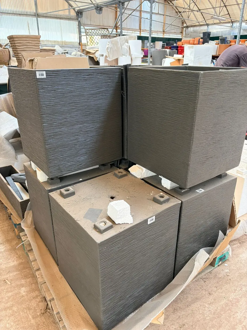 Maceteros rectangulares en antracita para terrazas modernas en Vivero Rohig