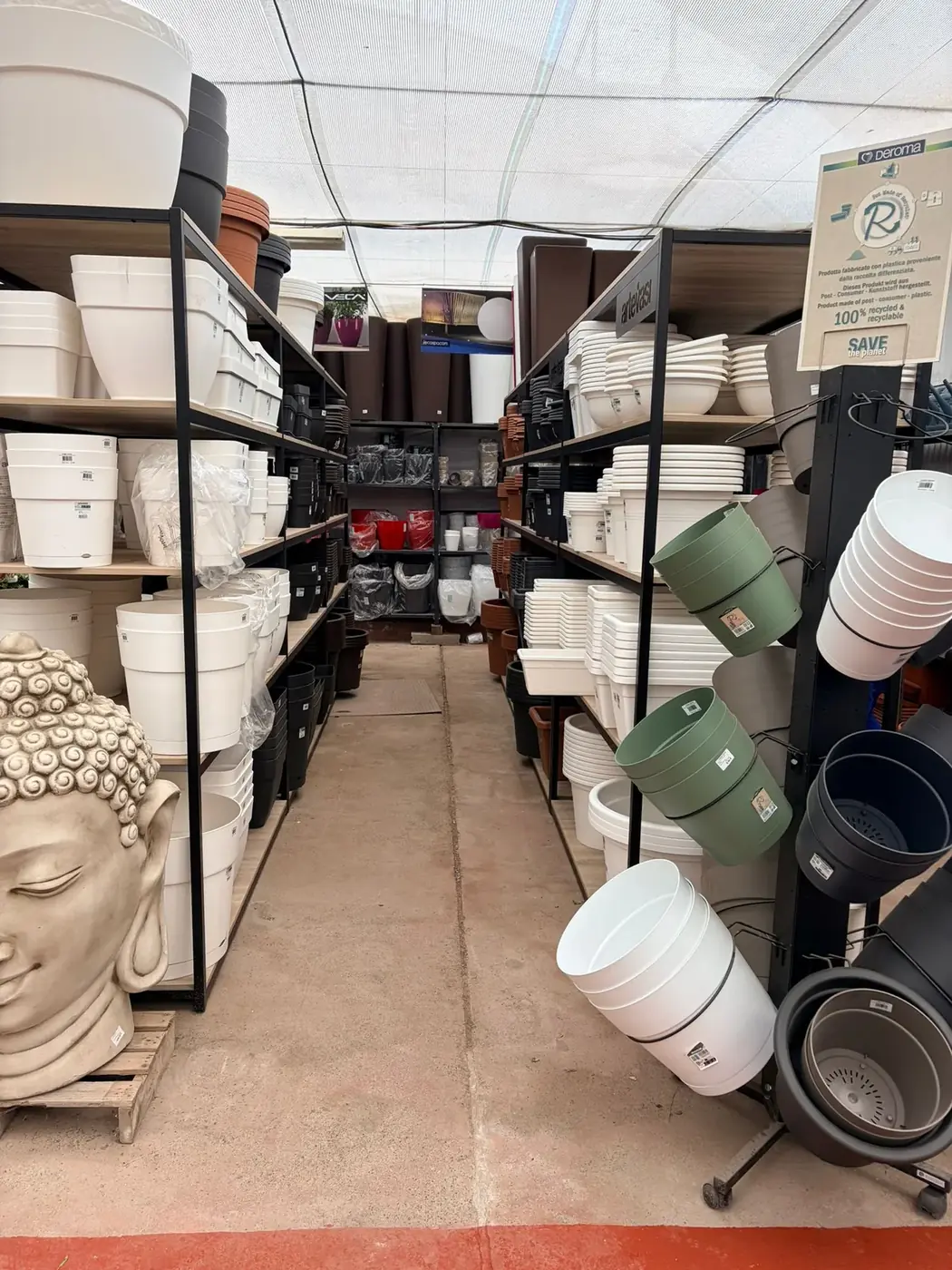 Maceteros Deroma de resina reciclable — decoración de jardín sostenible