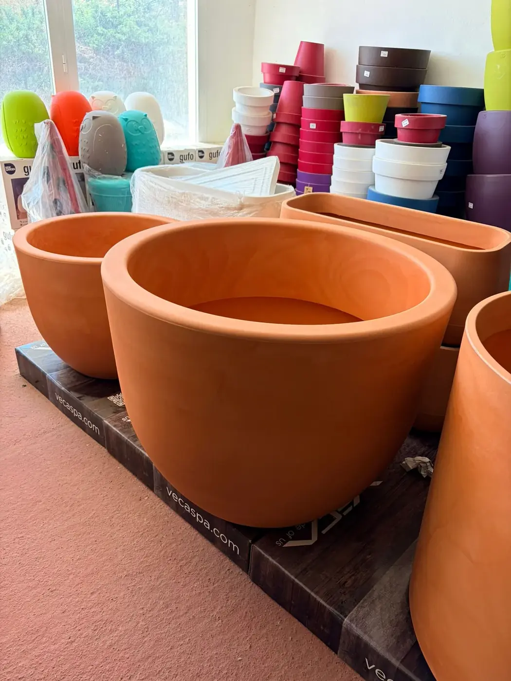 Maceteros Vecaspa de gran formato en terracota natural en Vivero Rohig