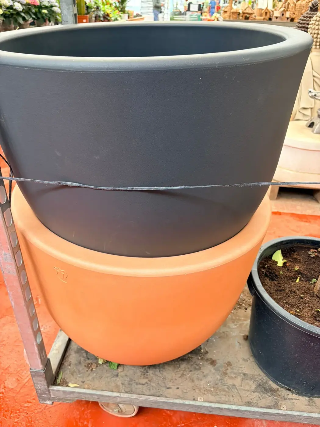 Maceteros de gran formato en acabados antracita y terracota natural en Vivero Rohig