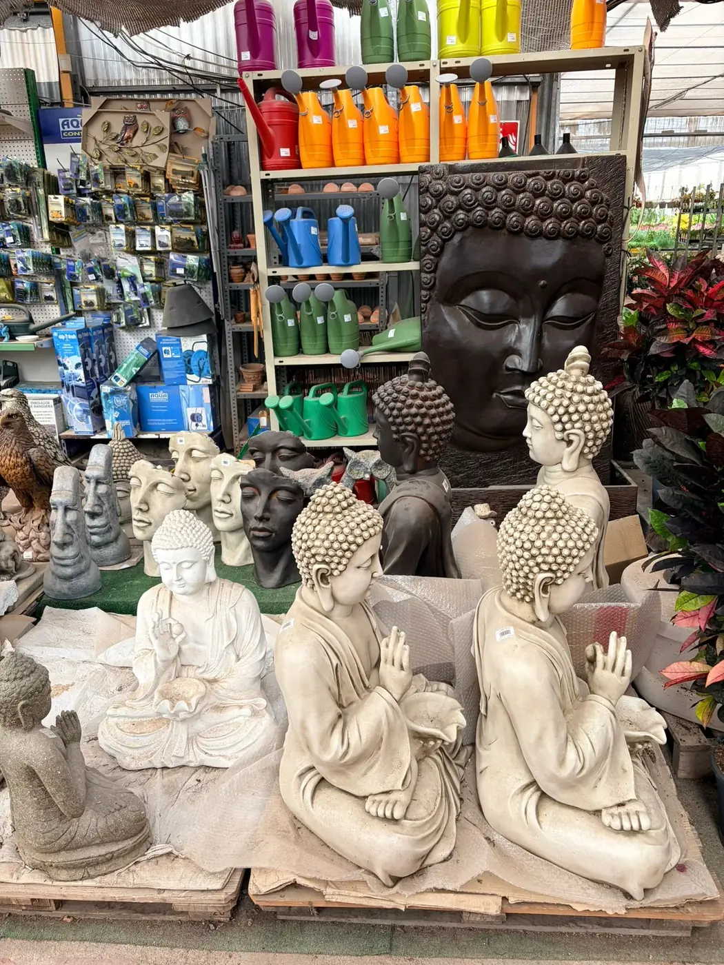 Budas y Moais en piedra artificial para decoración de jardín mediterráneo