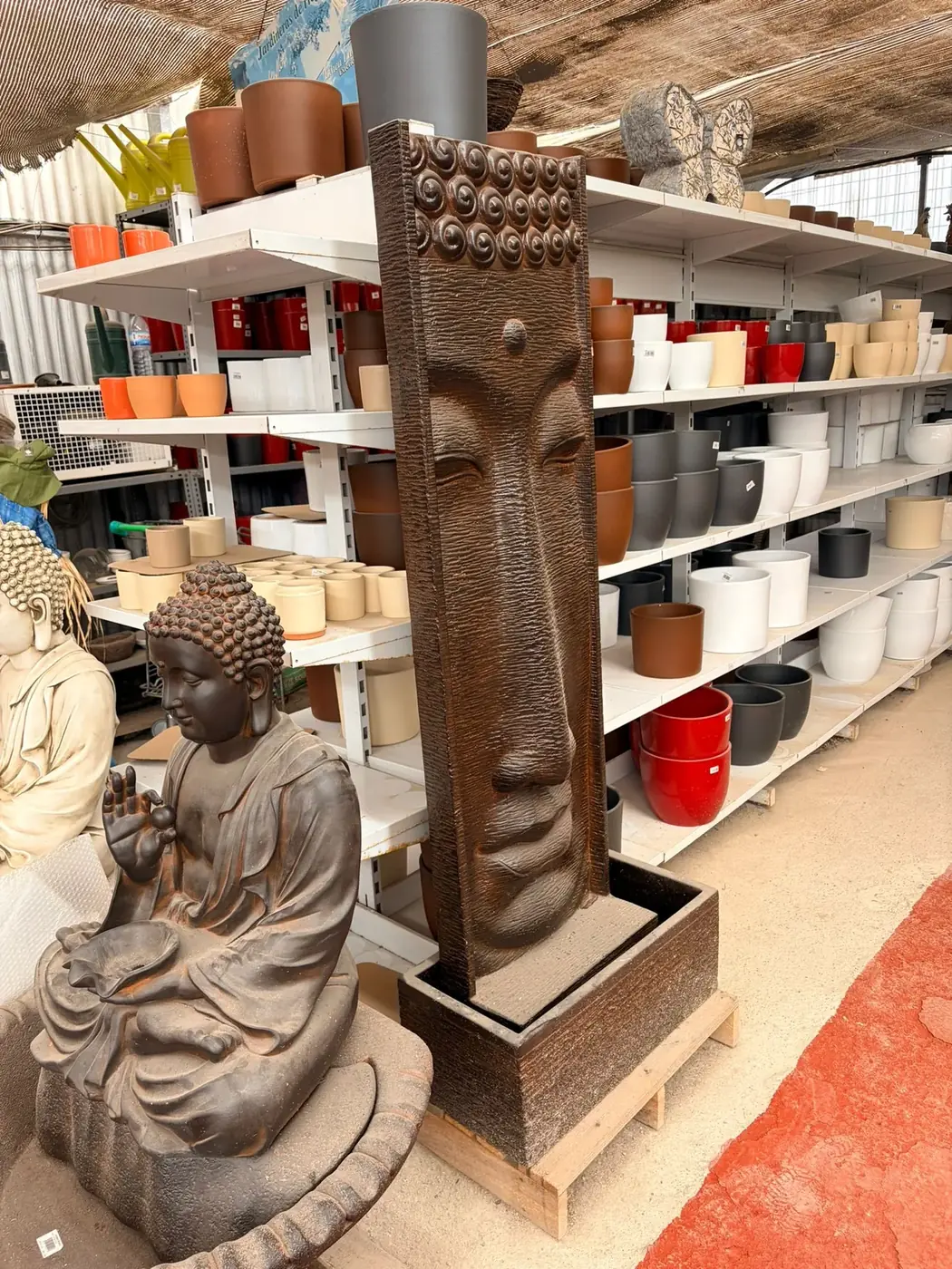 Fuente decorativa zen con Buda — decoración de jardín en estilo oriental