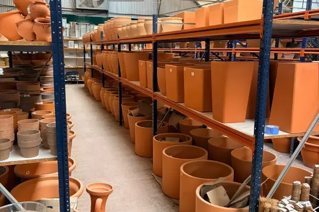 Amplio surtido de maceteros, platos y vasijas de terracota en Vivero Rohig